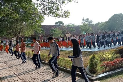Jum’at Sehat SMAN 1 Tanjung Bintang: Merajut Kebugaran Bersama dalam Kegiatan Rutin